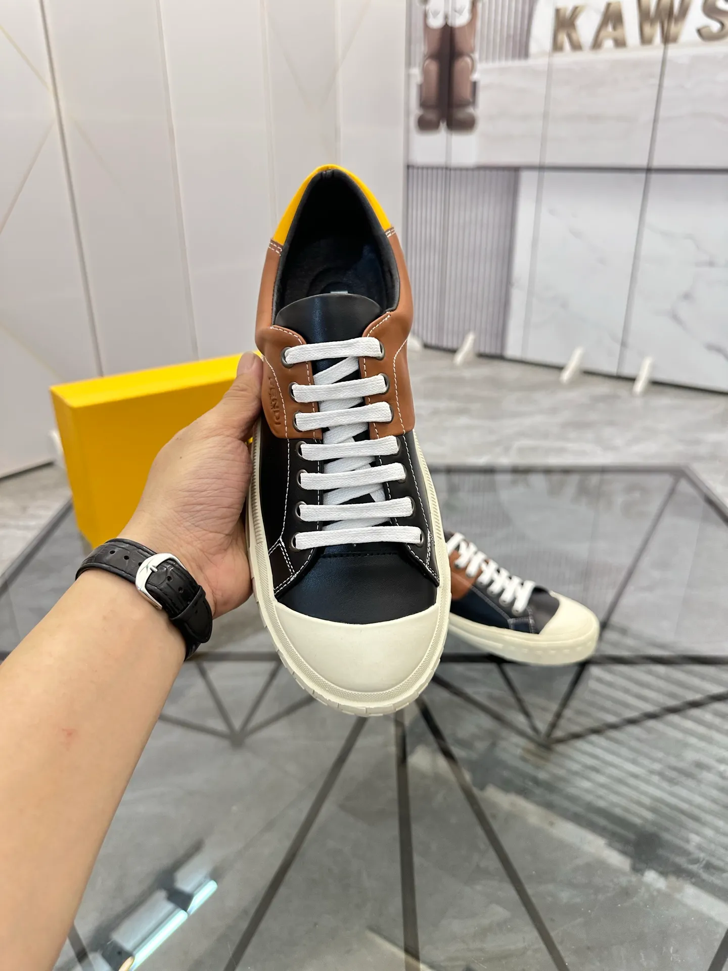 Selling men's shoes 💰: 💰P440¥ Product trademark: Fendi* "Fendi*" low-top casual shoes Regular size: 38-44 (can be customized to 45) Product materials: imported cowhide upper, sheepskin lining, original outsole. No.:6735